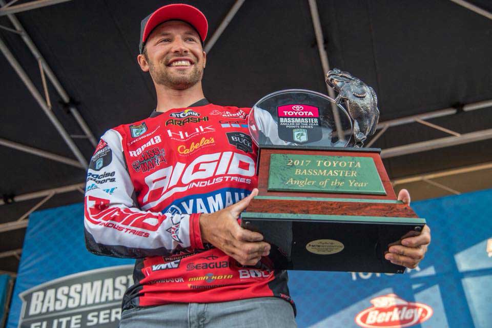 brandon palaniuk with 2017 angler of the year trophy